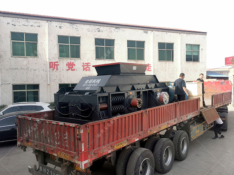 1200x800型半自動液壓對輥制砂機發貨圖片